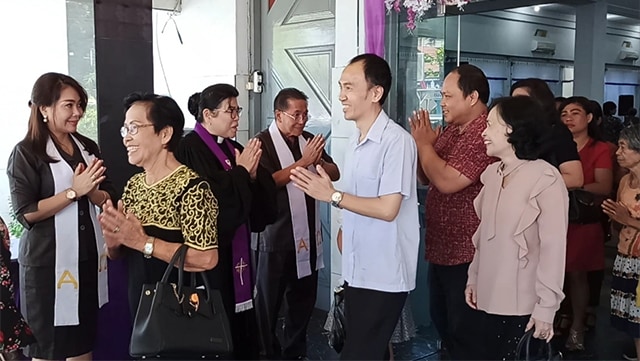 Salam sehat seusai ibadah di gereja yang ada di Kota Manado. Mulai Minggu (22/3), ibadah rutin minggu di gereja untuk sementara ditiadakan untuk mengantisipasi menyebarnya virus corona