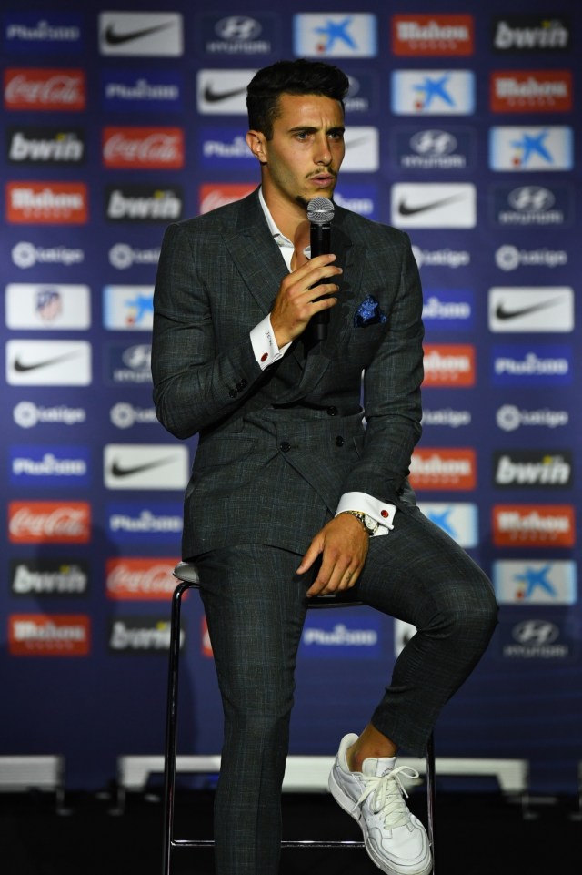 Mario Hermoso saat diperkenalkan sebagai pemain baru Atletico Madrid. Foto: AFP/Gabriel Bouys