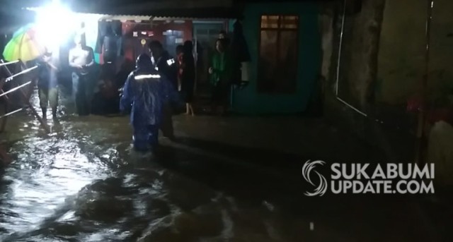 Kondisi saat banjir merendam belasan rumah dan sebuah mushola di Kampung Babakanjaya RT 26/09, Desa Pondokaso Landeuh, Kecamatan Parungkuda, Jumat (20/3/2020) malam. | Sumber Foto:Istimewa