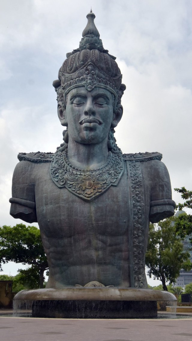 Area Taman Budaya Garuda Wisnu Kencana (GWK) yang sepi pengunjung di Badung, Bali, Sabtu (21/3/2020).  Foto:  ANTARA FOTO/Nyoman Hendra Wibowo