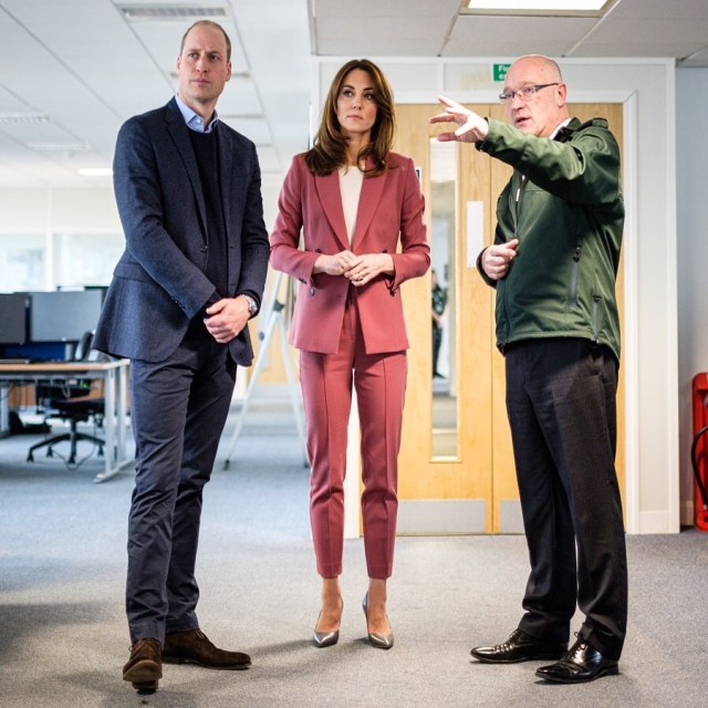 Tampil Serba Pink, Kate Middleton Kunjungi Staf yang Menangani Corona (5285)
