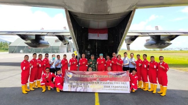 Anggota TNI yang berangkat ke Shanghai, China, untuk mengangkut logistik kesehatan penanganan virus corona. Foto: Twitter/@_TNIAU