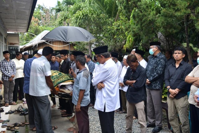 Plt Gubernur Aceh Nova Iriansyah saat melayat ke rumah almarhumah ibunda dari Mantan Kapolda Aceh Irjen Pol Rismawan, Sabtu (21/3). Foto: Humas Setda Aceh