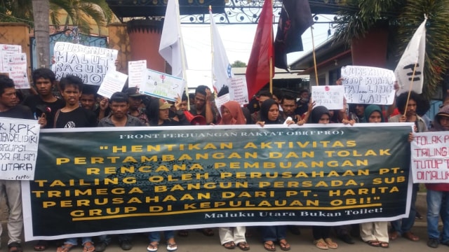 Massa FPRO saat melakukan aksi di depan kantor cabang Harita Group, Ternate. Foto: Supriadi Sudirman