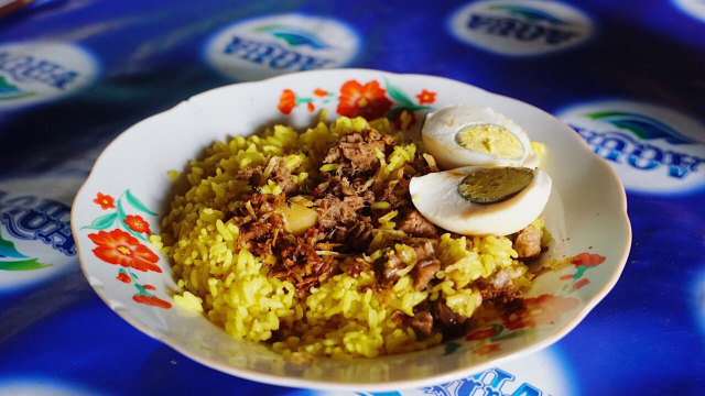 Nasi Kuning Saroja khas Manado Foto: Safira/ kumparan