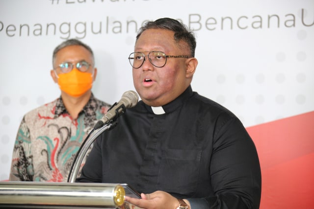 Sekjen Keuskupan Agung Jakarta Romo V. Adi Prasojo Pr. menyampaikan beberapa poin mengenai dukungan gereja terhadap penanganan COVID-19. Foto: BNPB