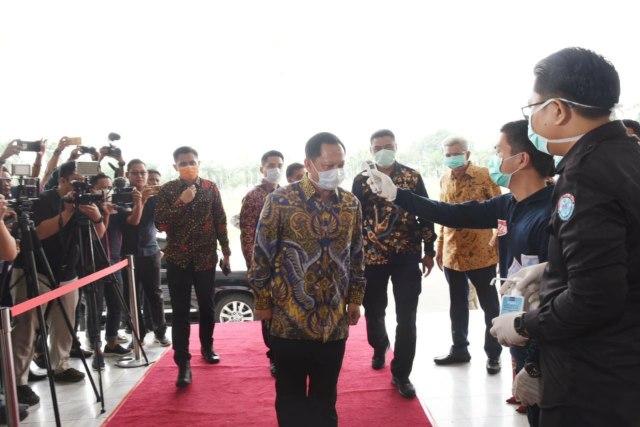 Menteri Dalam Negeri, Tito Karnavian saat akan rapat kesiapsiagaan penanganan virus corona bersama Gubernur Sumsel, Herman Deru, di Griya Agung Palembang, Sabtu (21/3). Foto. Istimewa)