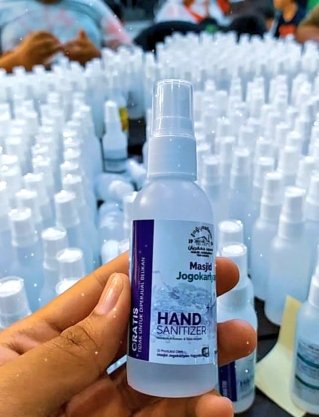 Hand sanitizer yang diproduksi oleh Masjid Jogokariyan dan siap untuk dibagikan ke warga Jogokariyan. Foto: Twitter/@jogokariyan.
