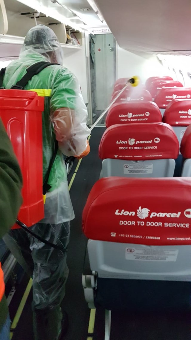 Kru Wings Air melakukan penyemprotan di kabin pesawat. Foto: Dok Lion Air Group