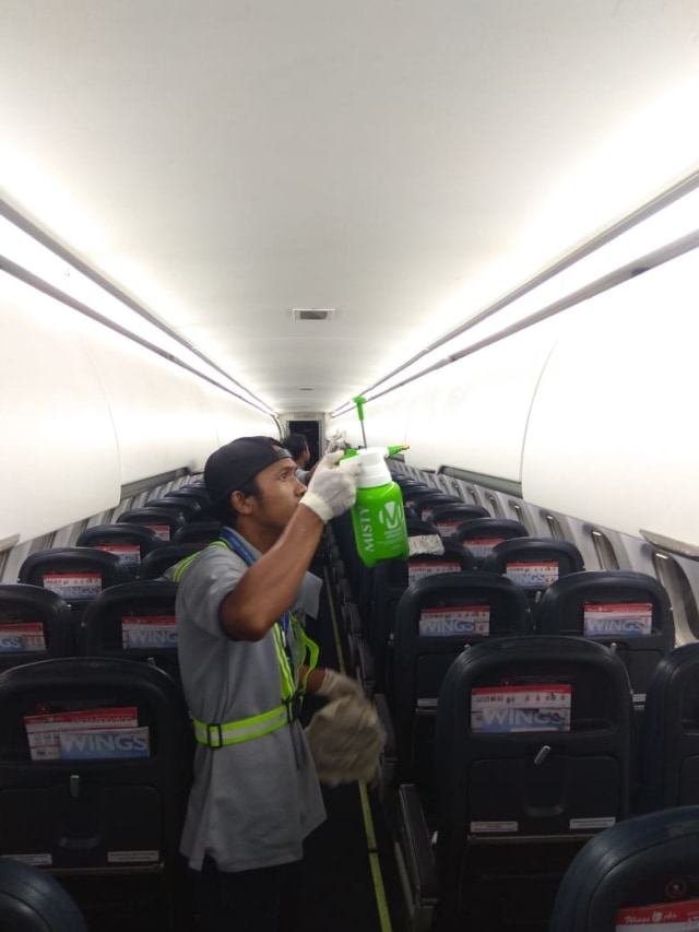 Proses sterilisasi pesawat ATR Wings Air 3.jpg