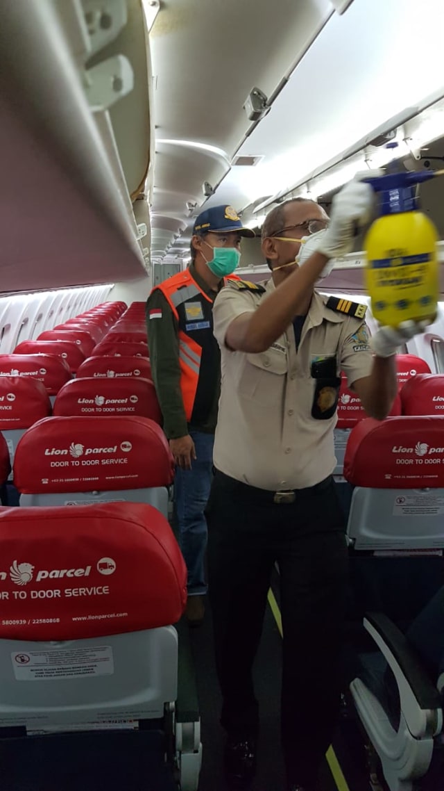 Proses sterilisasi pesawat ATR Wings Air 2.jpg