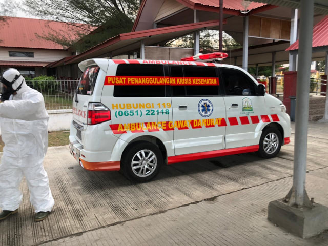 Petugas medis menjemput seorang Pasien Dalam Pengawasan (PDP) warga Kota Sabang. Foto: Istimewa
