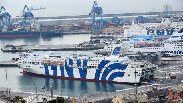 Kapal pesiar Splendid yang akan digunakan sebagai rumah sakit sementara pasien virus corona di Genoa, Italia.  Foto: REUTERS / Massimo Pinca