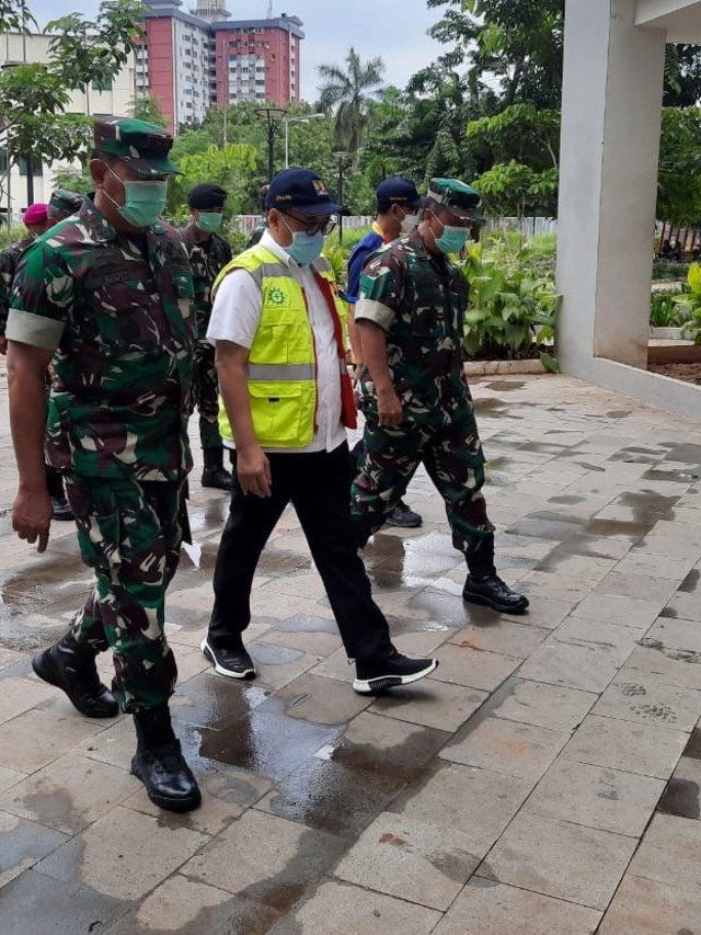 Panglima Komando Tugas Gabungan Terpadu (Pangkogasgabpad) Laksdya TNI Yudo Margono meninjau Wisma Atlet Kemayoran, Jakarta. Sabtu (21/3).  Foto: Dok. Puspen TNI 