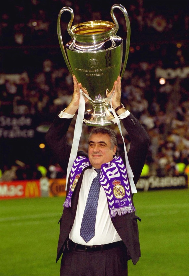 Lorenzo Sanz dan trofi Liga Champions 1999/2000. Foto: :Action Images/John Sibley / File Photo/REUTERS