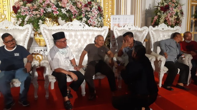 Wakil Walikota Samarinda, M Barkati, menggelar konferensi pers penundaan perhelatan akbar pernikahan putrinya. | Photo from Dok. kumparan 