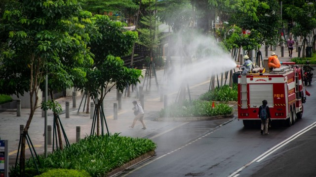 Ilustrasi Petugas Damkar menyemprotkan cairan disinfektan. Foto: ANTARA FOTO/Aprillio Akbar