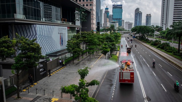 Penyemprotan disinfektan di fasilitas umum Jakarta