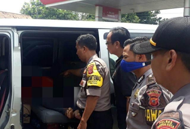 Polres Cirebon Kota saat melakukan identifikasi penemuan mayat didalam mini bus yang terparkir di Pom Bensin Jalan Diponegoro Kota Cirebon. (Juan)
