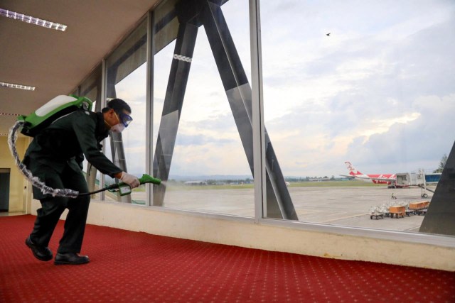 Penyemprotan disinfektan di area terminal Bandara Sultan Iskandar Muda, Aceh, Senin (16/3). Foto: Suparta/acehkini