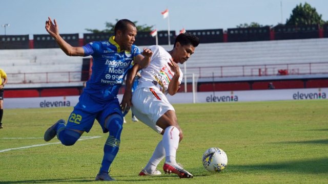 Pemain Persib Bandung, Supardi Nasir berebut bola dengan pemain Persija Jakarta dalam lanjutan Liga 1 2019 di Stadion I Wayan Dipta, Bali. Foto: Dok. Media Persija
