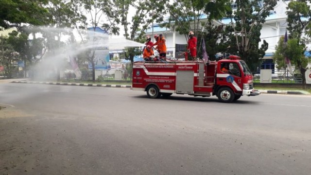 Foto: Damkar Kota Kendari Semprot Ruas Jalan dengan