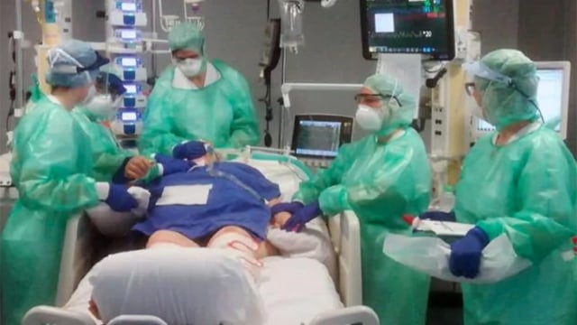 Petugas medis merawat pasien di ruang ICU Rumah Sakit Papa Giovanni XXII di Bergamo, kota yang jadi pusat wabah virus corona COVID-19 di Italia. Foto: AP Photo