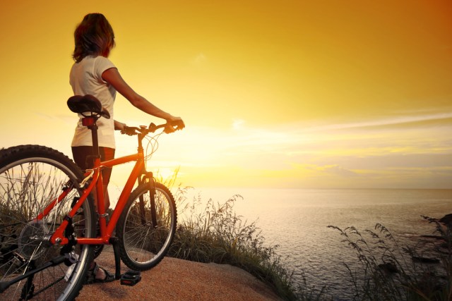 Ilustrasi wanita keliling dunia dengan sepeda Foto: Shutter Stock