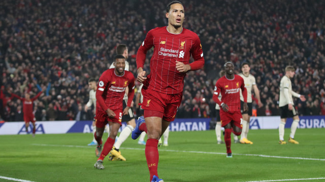 Selebrasi pemain Liverpool Virgil van Dijk usai mencetak gol ke gawang Manchester United pada lanjutan Premier League di Anfield, Liverpool, Inggris. Foto: REUTERS/ Carl Recine