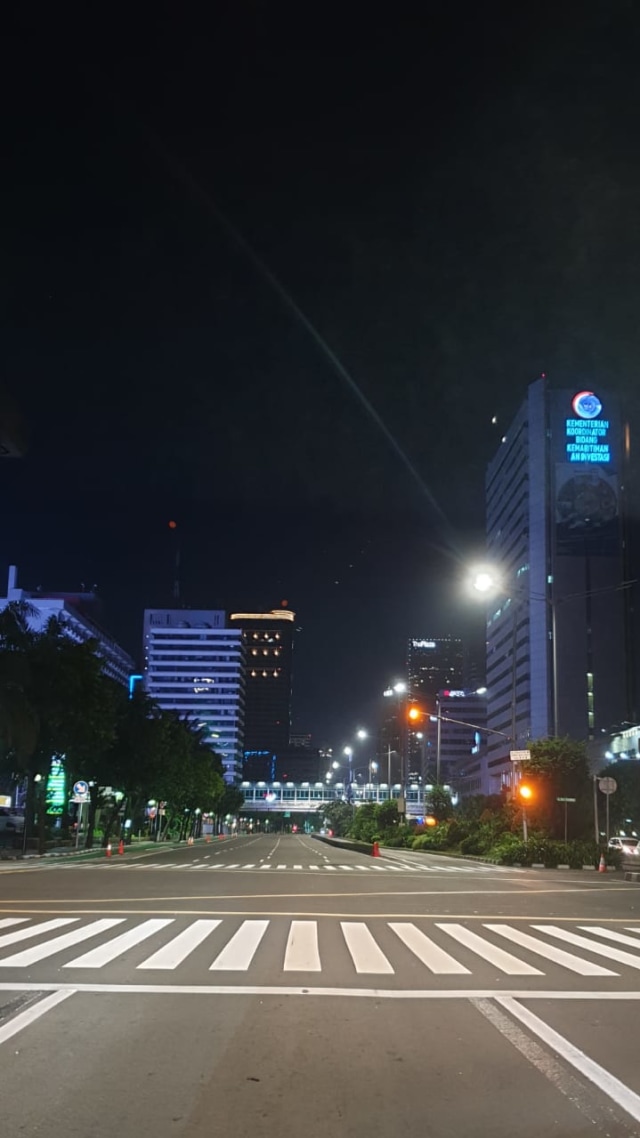 Suasana malam di Jakarta yang lengang Foto: Prameshwari Sugiri/kumparan