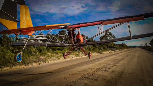 INILAH pesawat capung karya Edi SR (45), montir sepeda motor di pelosok Riau saat mengudara usai take off. 