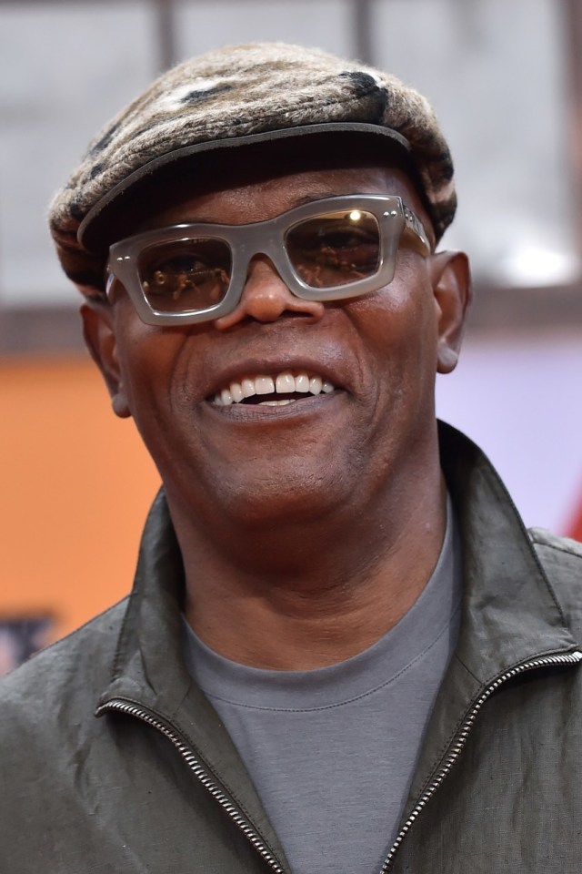 Kenakan Masker Avengers, Samuel L. Jackson Terima Vaksin COVID-19 (48569)