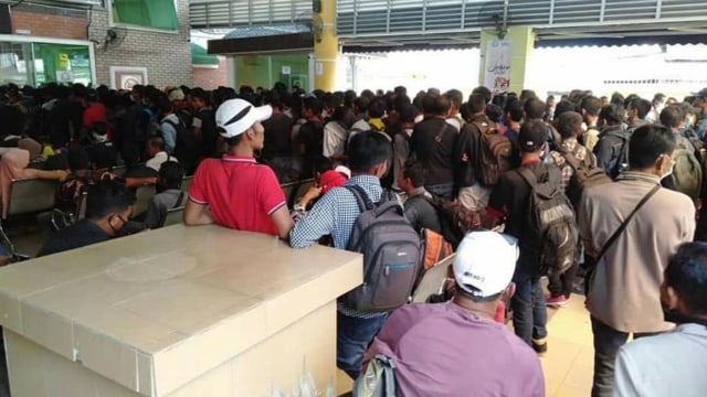 SUASANA ratusan WNI di Malaysia saat pulang menggunakan Pelabuhan Kukup, berjarak sekitar 50 km dari Muar, Johor, Minggu, 22 Maret 2020. Mereka pulang menuju Tanjungbalai Karimun, Kepri, bukan Bengkalis.  