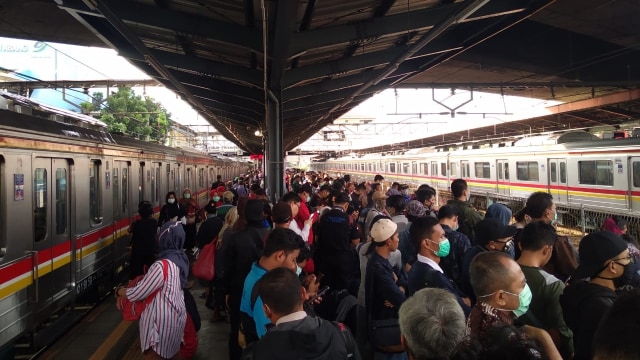 Penumpukan penumpang di Stasiun Tanah Abang, Senin (23/3). Foto: Suhada/pembaca kumparan