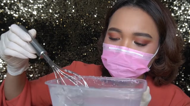 Dinda Shafay dalam videonya membuat hand sanitizer sendiri. Dok: YouTube.