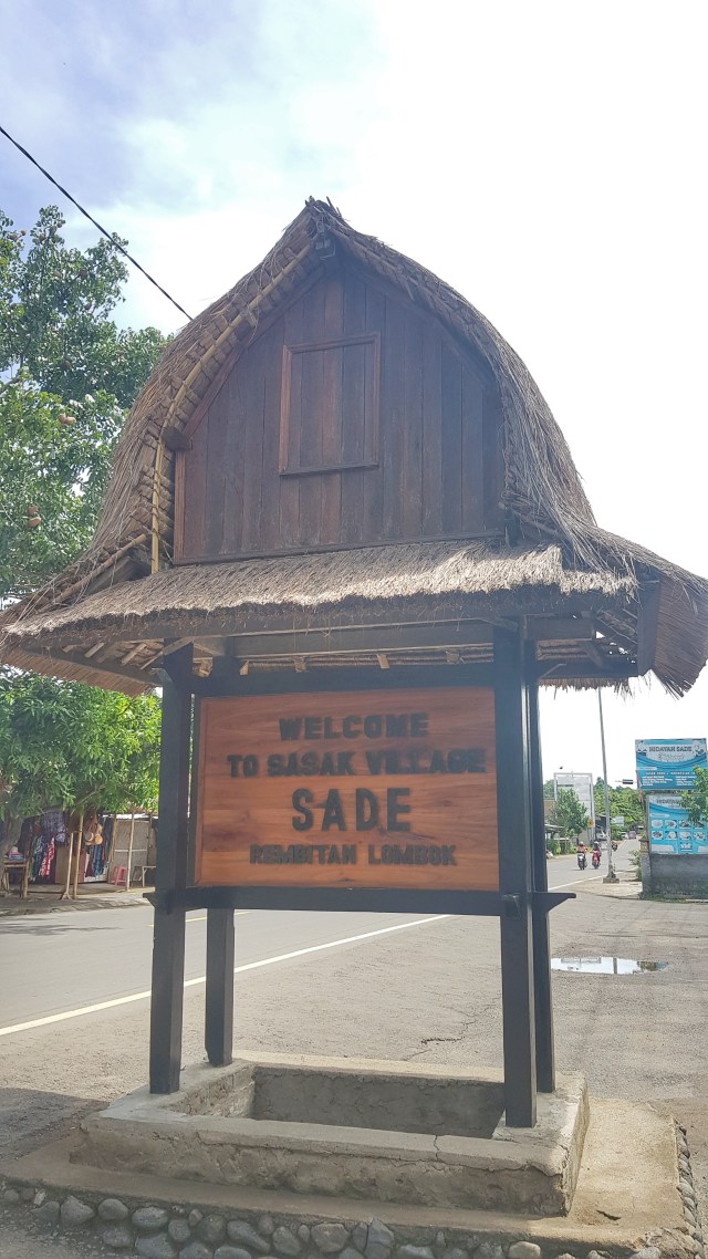 Papan Selamat Datang Desa Sade. Foto: Info Dompu