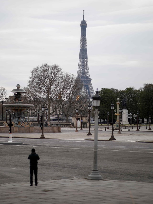 Warga Prancis di tengah kota saat adanya ancaman virus corona. Foto: REUTERS/Benoit Tessier