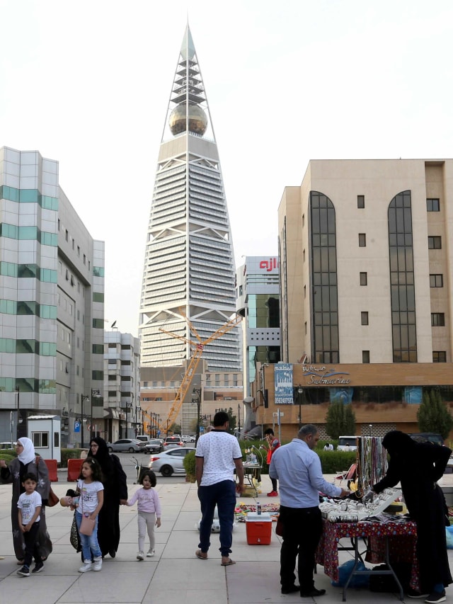 Warga Arab Saudi beraktivitas di luar rumah di tengah ancaman virus corona. Foto: REUTERS/Ahmed Yosri