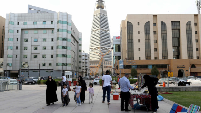 Warga Arab Saudi beraktivitas di luar rumah di tengah ancaman virus corona. Foto: REUTERS/Ahmed Yosri