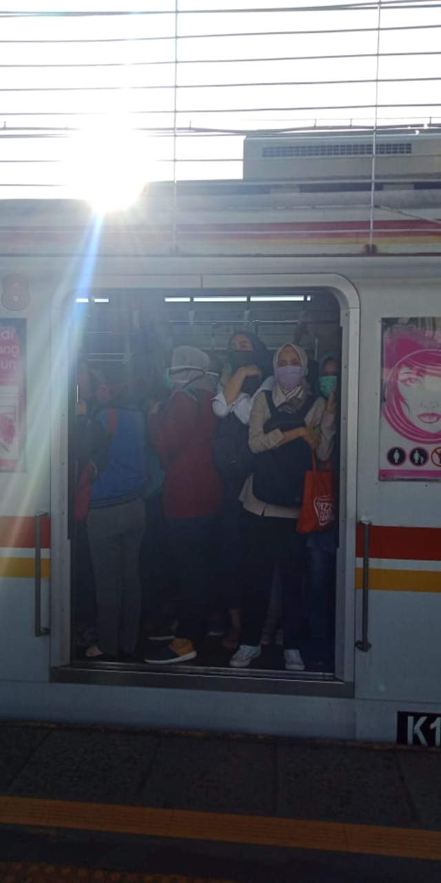Penumpang KRL masih padat tanpa social distancing di Stasiun Depok Lama. Foto: Dok. Refisca untuk kumparan