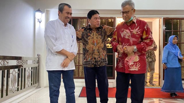 GUBERNUR Riau, Syamsuar (kiri) berdialog dengan dua anggota DPR RI asal Riau, Achmad (tengah) dan Syamsurizal (kanan), Sabtu malam, 21 Maret 2020, di kediaman dinas. 
