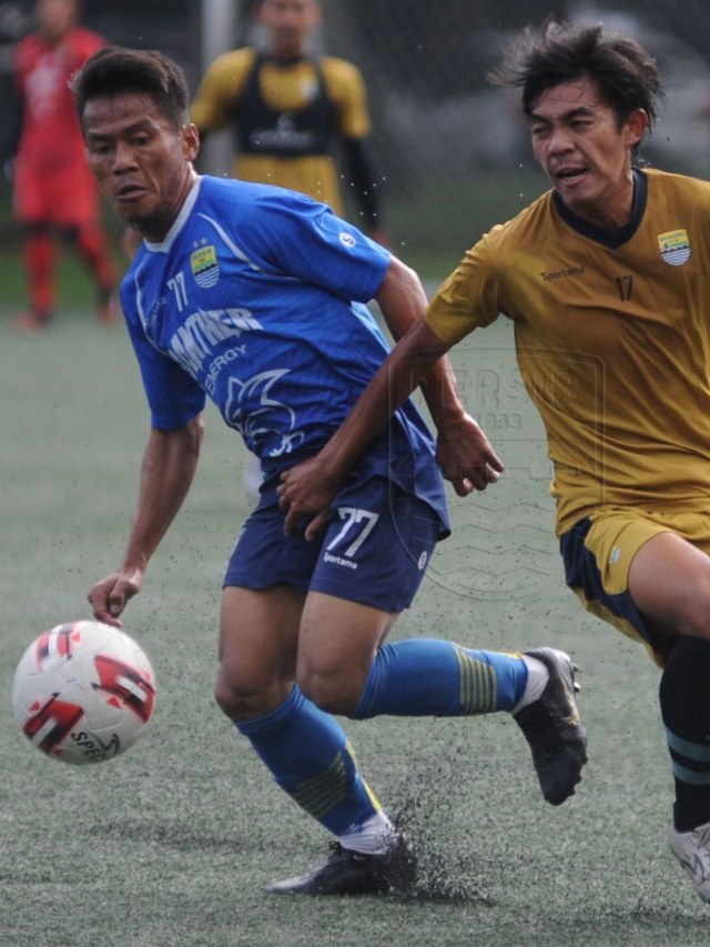 Persib menjalani uji tanding dengan Bandung United. Foto: Dok. Media Persib