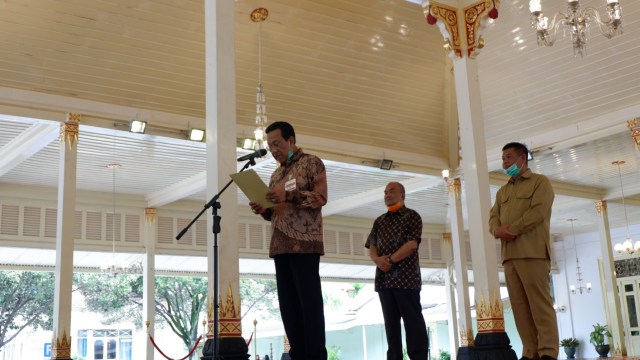 Sri Sultan Hamengku Buwono X menyapa warganya di Bangsal Kepatihan, Pemda DI Yogyakarta, Senin (23/3). Foto: Arfiansyah Panji Purnandaru/kumparan