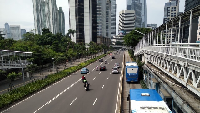 Jalan Jenderal Sudirman Jakarta yang sepi Senin (23/3)