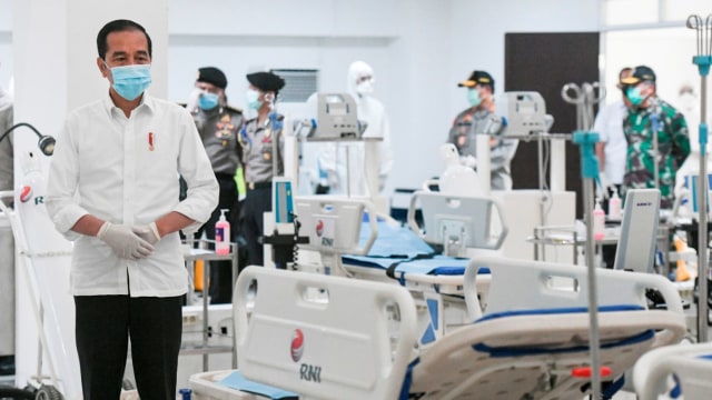 Presiden Joko Widodo tinjau Rumah Sakit Darurat COVID-19 Wisma Atlet Kemayoran. Foto: Antara/Hafidz Mubarak A