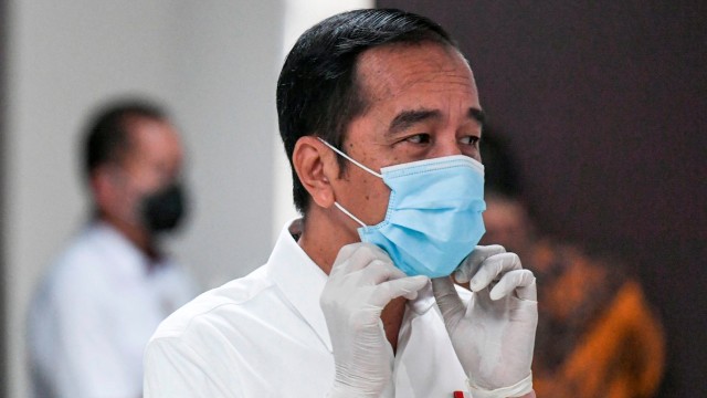Presiden Joko Widodo mengenakan masker dan sarung tangan saat tinjau Rumah Sakit Darurat COVID-19 Wisma Atlet Kemayoran. Foto: Antara/Hafidz Mubarak A