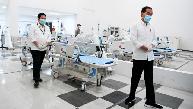 Presiden Joko Widodo tinjau Rumah Sakit Darurat COVID-19 Wisma Atlet Kemayoran. Foto: Antara/Hafidz Mubarak A