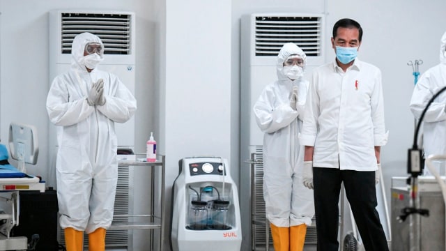 Presiden Joko Widodo tinjau Rumah Sakit Darurat COVID-19 Wisma Atlet Kemayoran. Foto: Antara/Hafidz Mubarak A