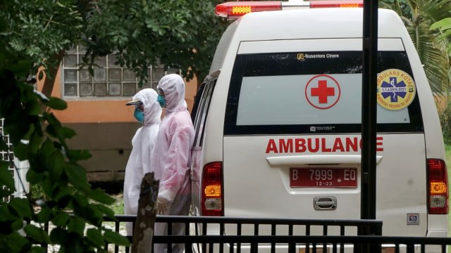 Petugas ambulans yang mengenakan pakaian hazmat, tiba di RSPI Sulianti Saroso, Jakarta Utara, Kamis (5/3). Foto: Irfan Adi Saputra/kumparan