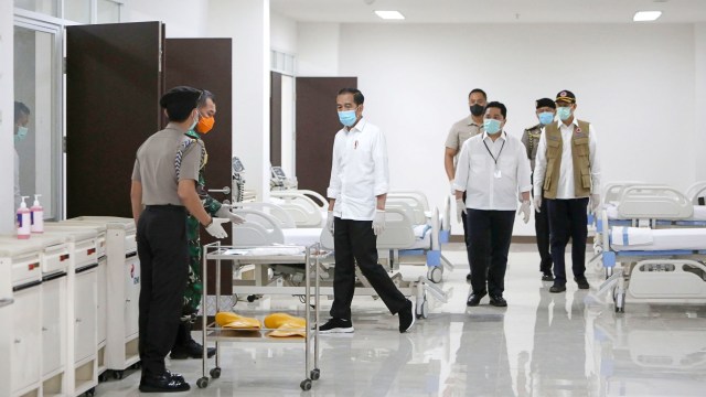 Presiden Joko Widodo meninjau ruang perawatan Rumah Sakit Darurat Penanganan COVID-19 Wisma Atlet Kemayoran, Jakarta, Senin (23/3/2020). Foto: ANTARA FOTO/KOMPAS/Heru Sri Kumoro/Pool